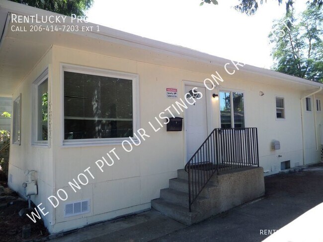Building Photo - REMODELED & Super-Cute 2-Bedroom unit with...