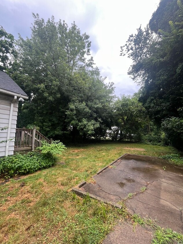 Building Photo - Section 8 Accepted! Spacious Newly Renovat...
