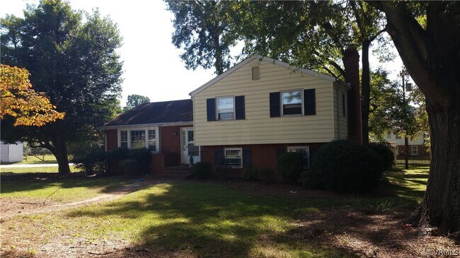 Foto del edificio - 9301 Newhall Rd