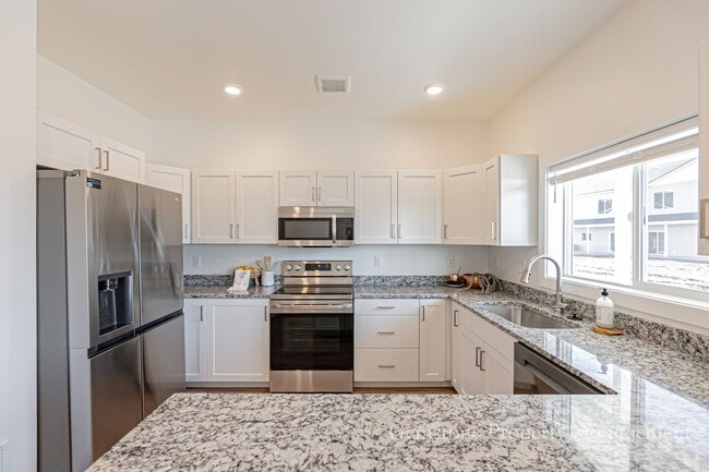 Foto del edificio - LEASE TAKEOVER for Darling 3 Bed 2.5 Bath Townhome located in Sugar City