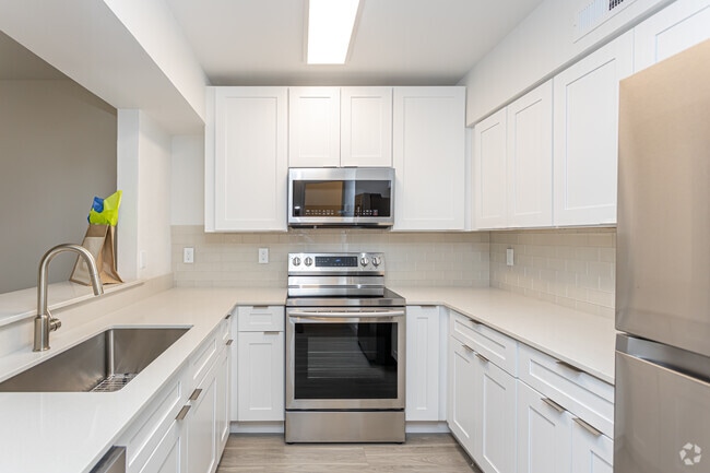 1BR, 1.5BA - 737SF - 1643 Josephine