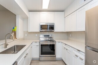1BR, 1.5BA - 737SF - 1643 Josephine