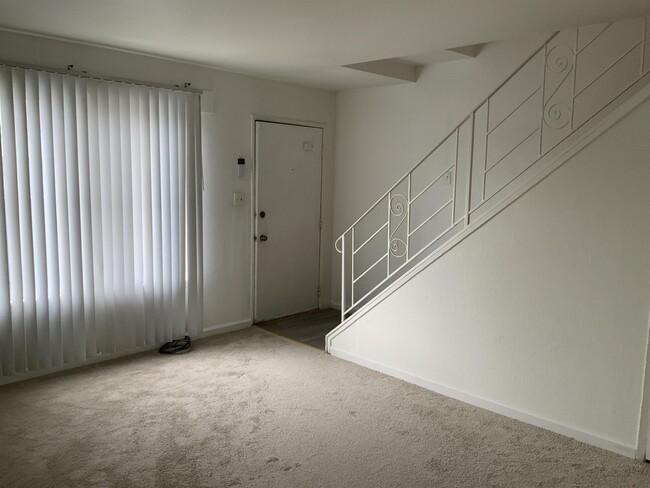 Building Photo - 422 C St