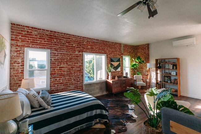 Building Photo - 1006 N El Centro Ave