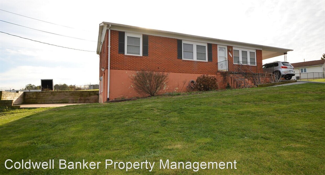 4 br, 2.5 bath House 1690 Woodstock Lane House Rental in Winchester