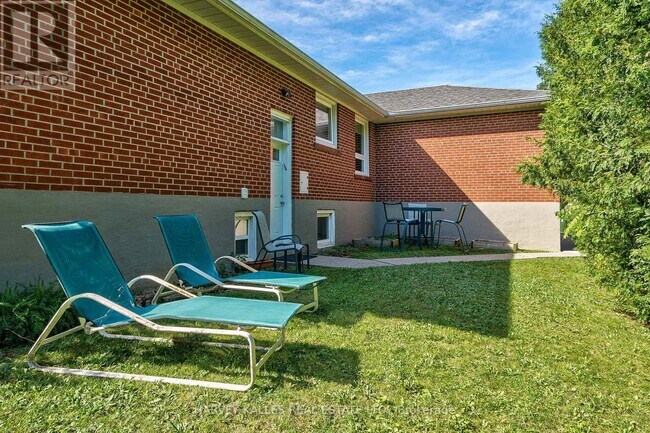 Photo du bâtiment - 215 Searle Ave