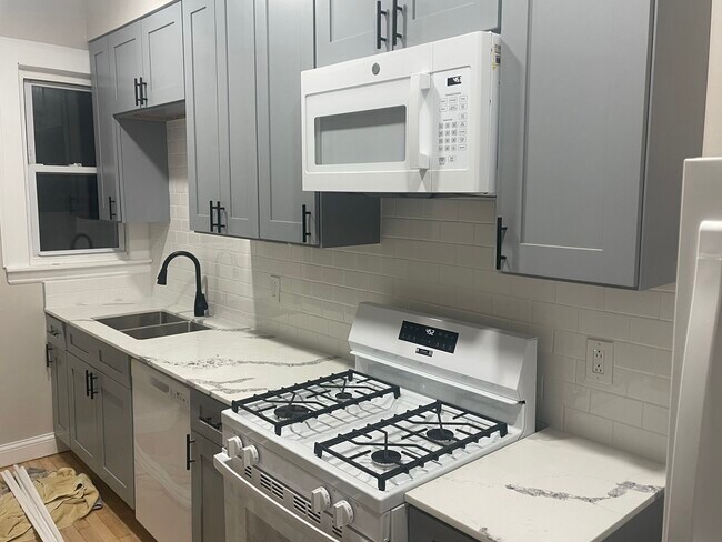 Foto del edificio - 3655 N Troy St