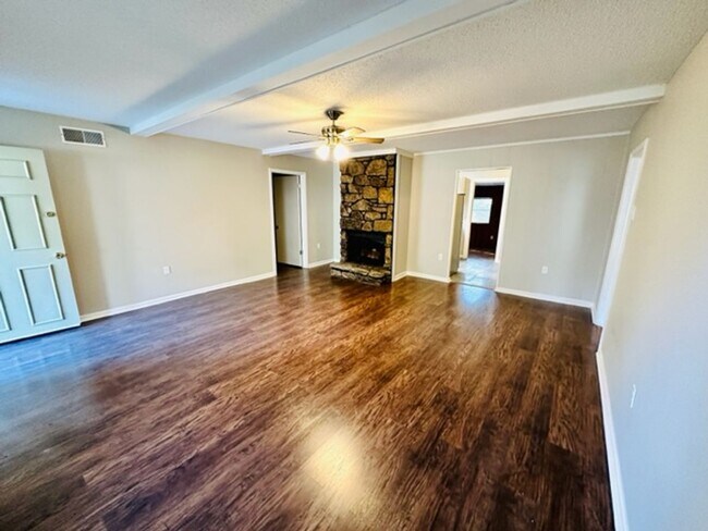 Building Photo - 3 bedroom, 2 bath near Whitten and Elmore with update bathrooms