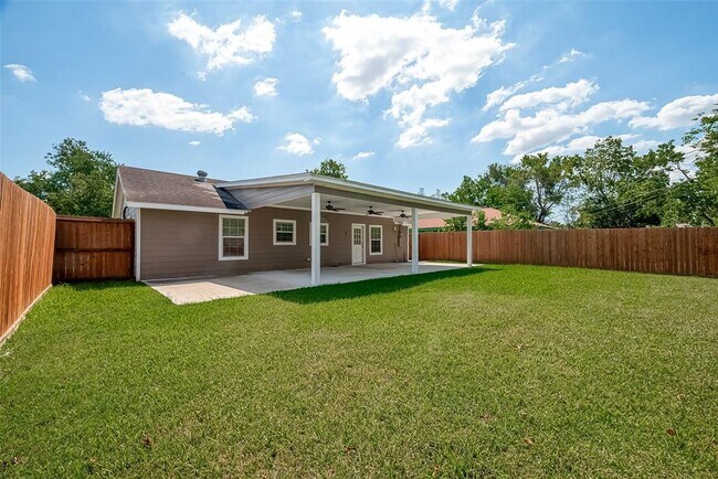 Building Photo - 2403 Huntington Dr