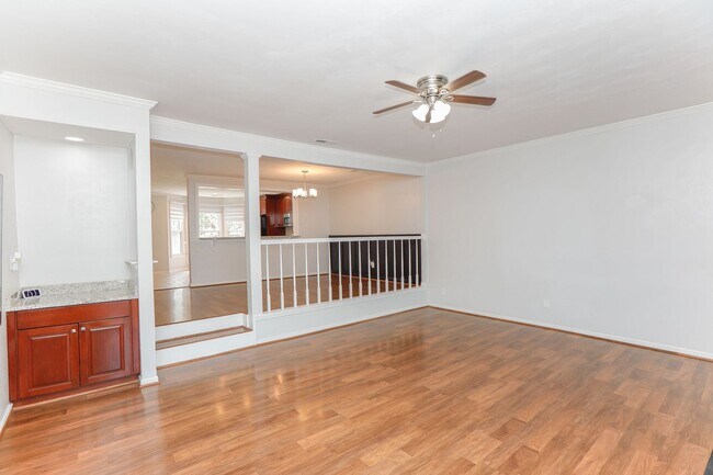 Building Photo - Beautifully maintained townhouse in Virgin...