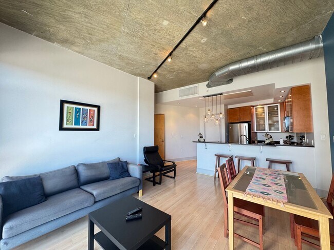 Foto del edificio - Sun-filled 2 Bed 2 Bath Condo In Vibrant Columbia Heights