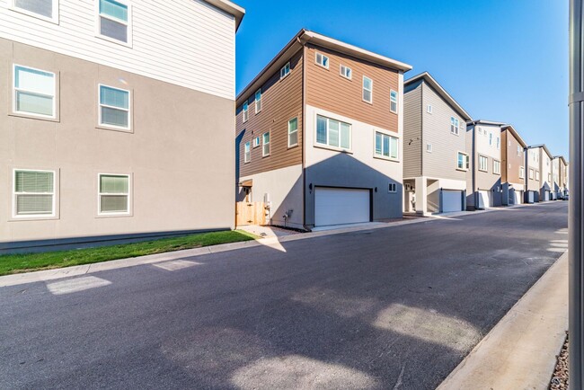 Building Photo - LUXURY ALAMO HEIGHTS TOWNHOME