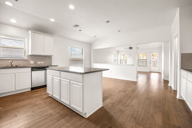 Foto del edificio - Spacious 4-Bedroom Home on a Corner Lot in...