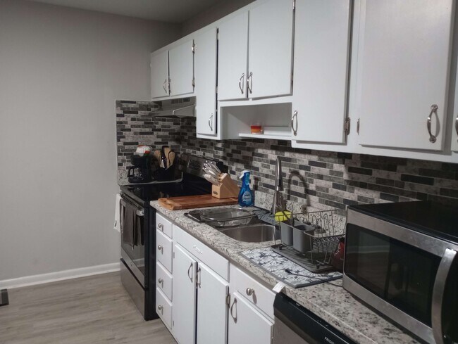 Foto del edificio - 6170 Timberland Dr