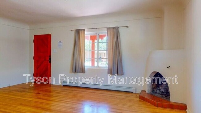Building Photo - 412 Aliso Dr NE