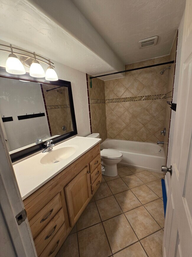 Building Photo - 13536 S Rose Hill Dr