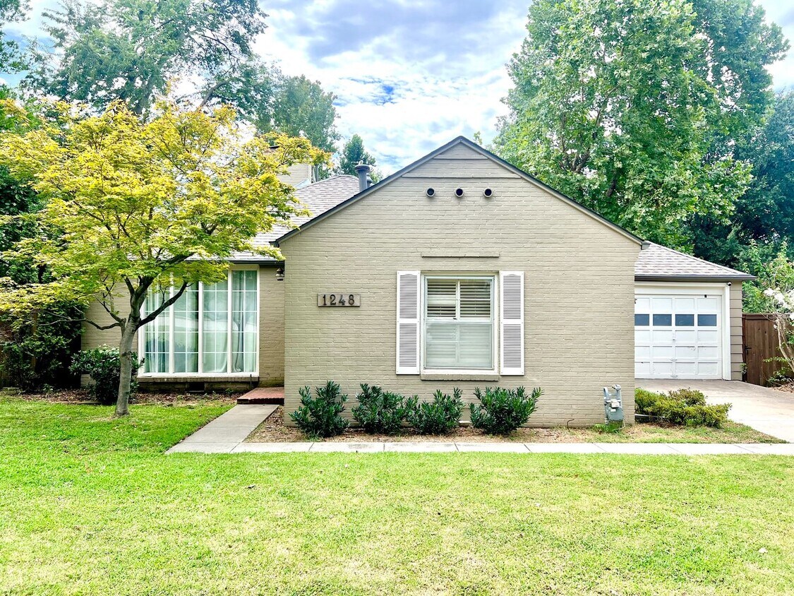 Foto principal - Updated Brookside Bungalow!