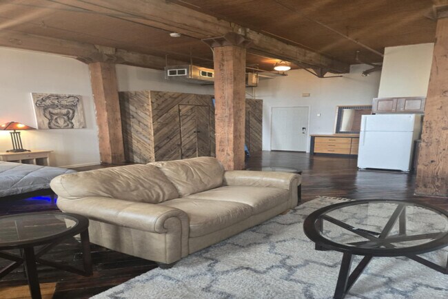 Building Photo - 227 Iron St