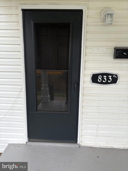 Building Photo - 833 Erie St