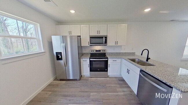 Building Photo - 275 Vanderbilt Rd