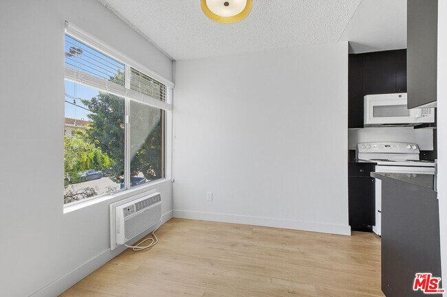 Foto del edificio - 1352 S Carmelina Ave