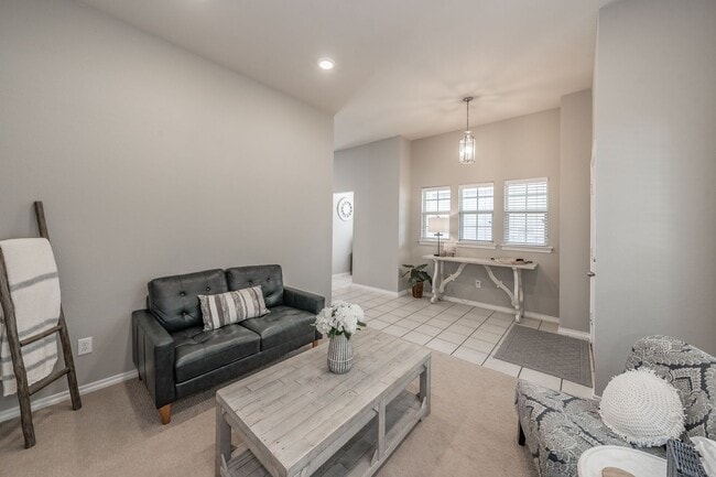 Building Photo - The Best in Texas: 3Bed/2Bath w/Spacious Ensuite