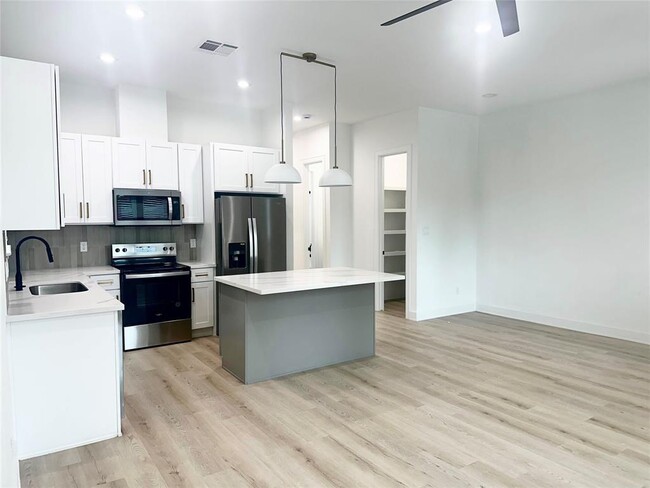 Foto del edificio - 6528 Weston St