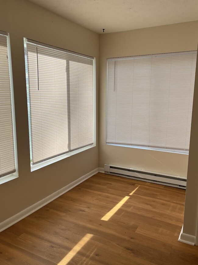 Building Photo - 2350 Rolfe Street - Great duplex on quiet ...