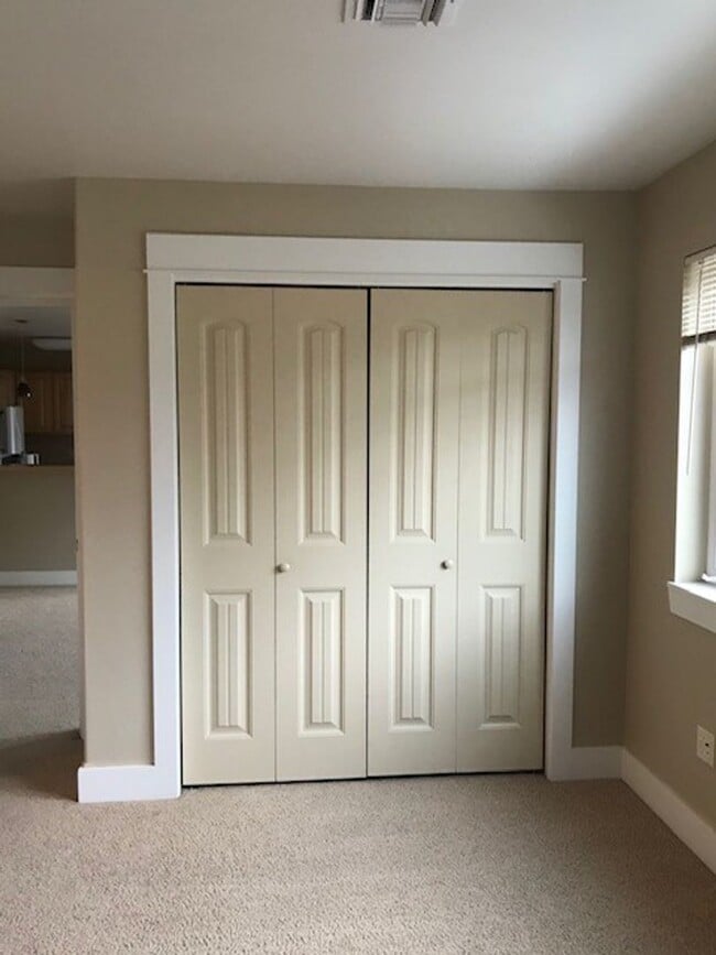 Building Photo - Centrally Located Large 1 Bedroom 1 Bathro...
