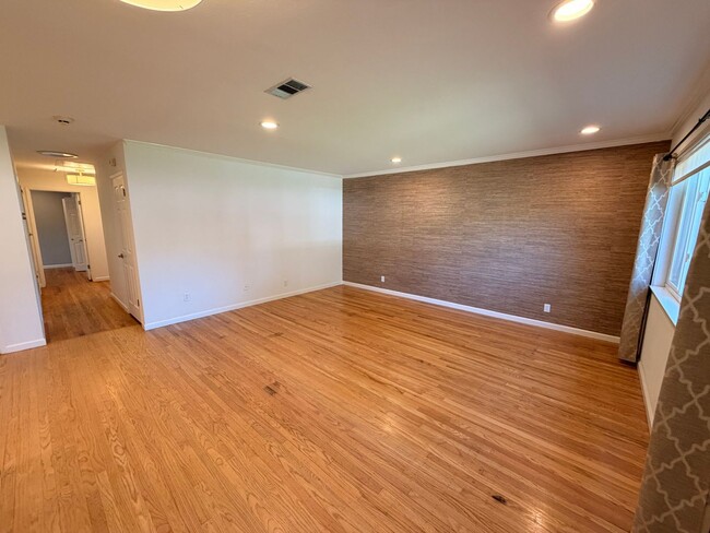 Building Photo - 362 Penn Way
