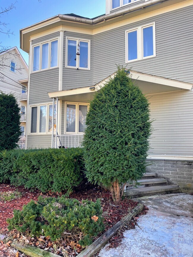 Building Photo - 637 Dix St