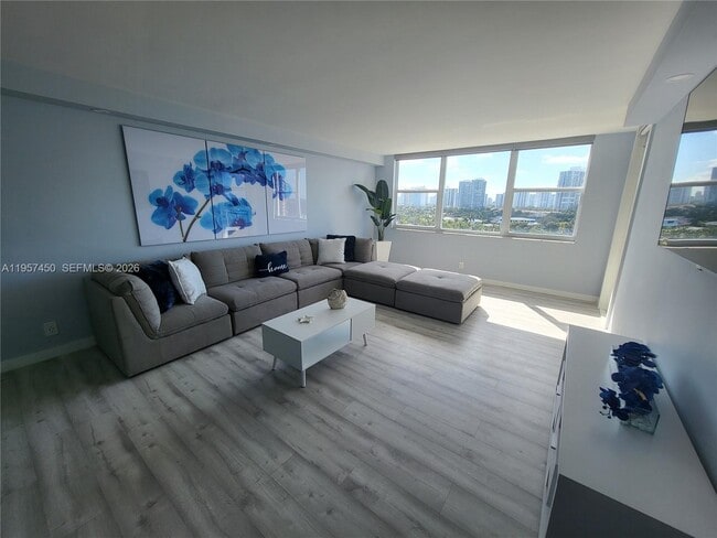 Foto del edificio - 3180 S Ocean Dr