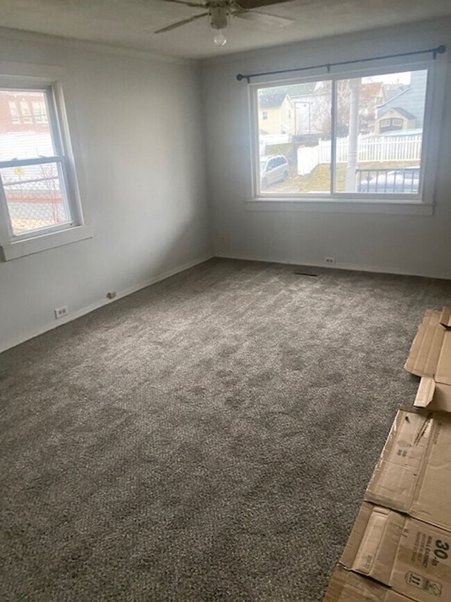 Building Photo - 2 bed 1 bath