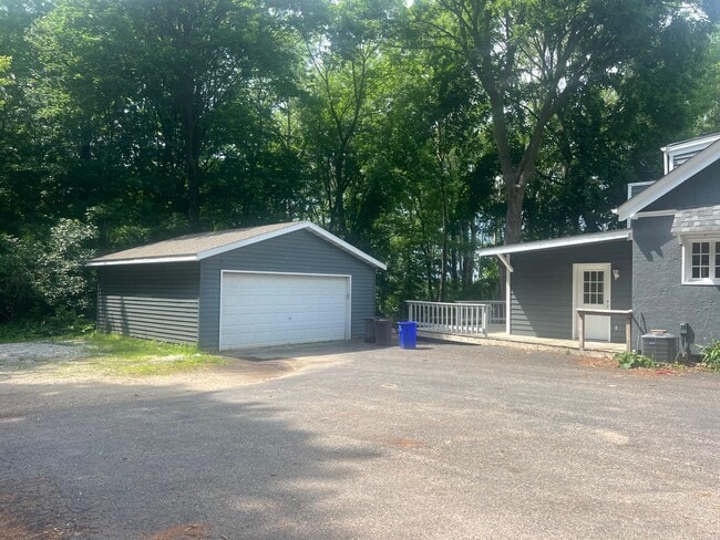 Building Photo - W330N4503 Lakeland Dr