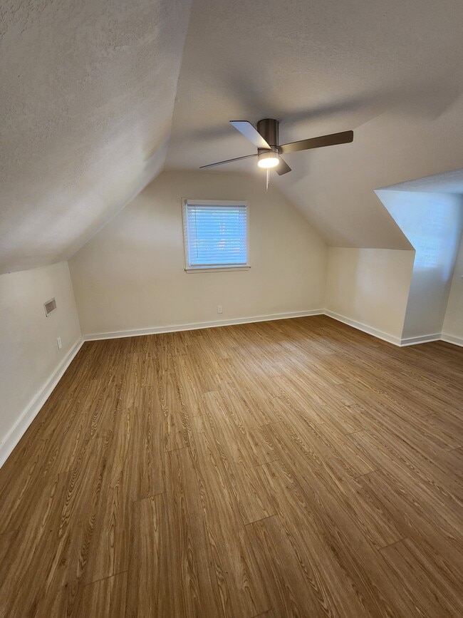 Foto del edificio - 8234 Redwood Cir