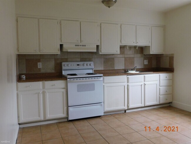 Building Photo - 3 br, 1.5 bath Townhome - 879 S Club House...