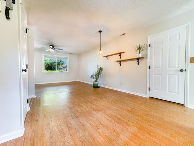 Building Photo - 313 Bountiful Ln