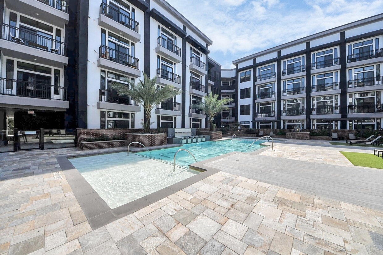 Foto principal - 5454 Washington Ave