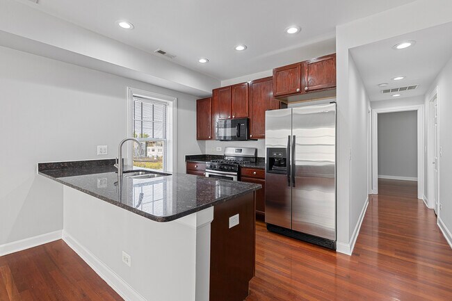 Foto del edificio - 7367 N Ashland Blvd