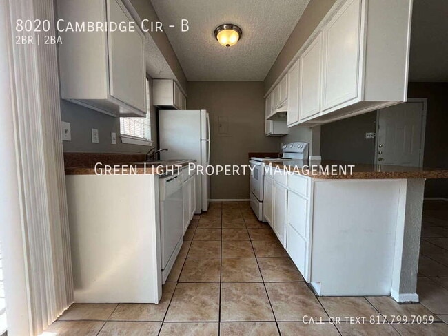 Foto del edificio - 8020 Cambridge Cir