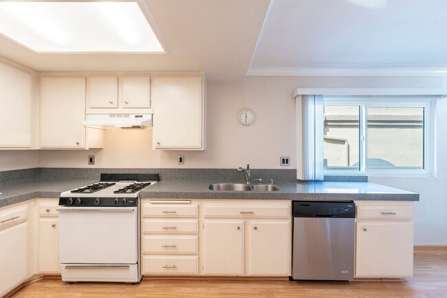 Foto del edificio - Mathews Avenue