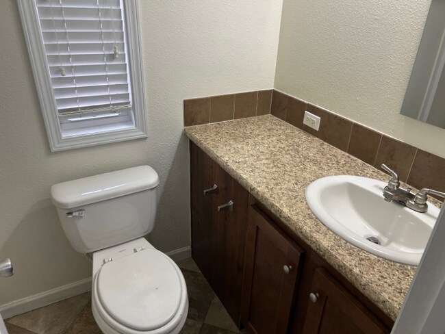 Foto del edificio - 2211 Ashberry Ave