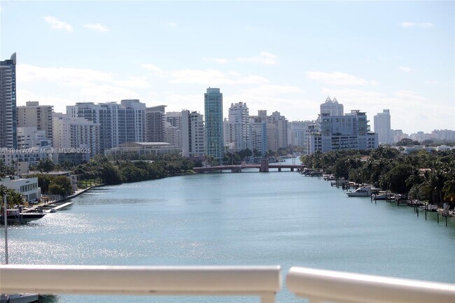 Foto del edificio - 6820 Indian Creek Dr