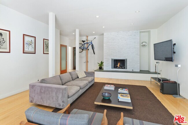 Foto del edificio - 11906 Gorham Ave