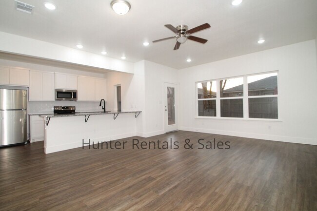 Foto del edificio - Upscale Three-bedroom Townhome!