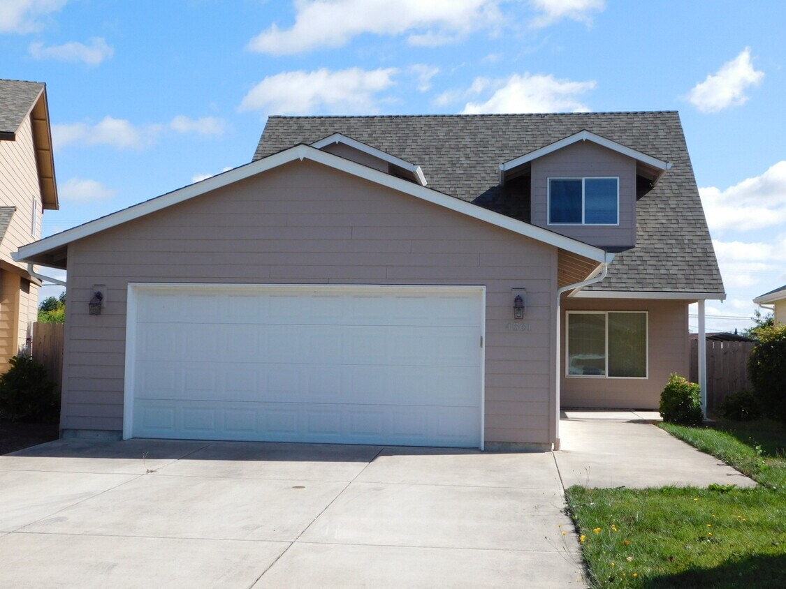 3Bd/2Ba Two Story Home Available to View! House Rental in Salem, OR