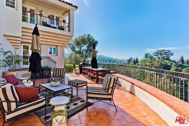Foto del edificio - 3351 N Knoll Dr