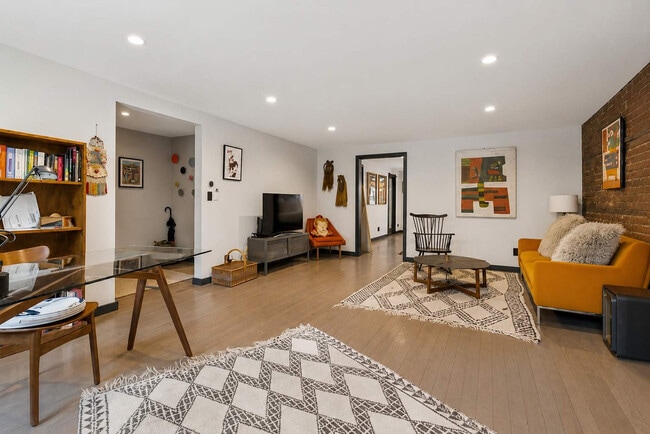 7 E 129th St