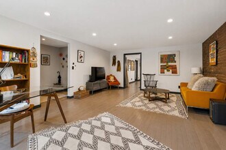 7 E 129th St