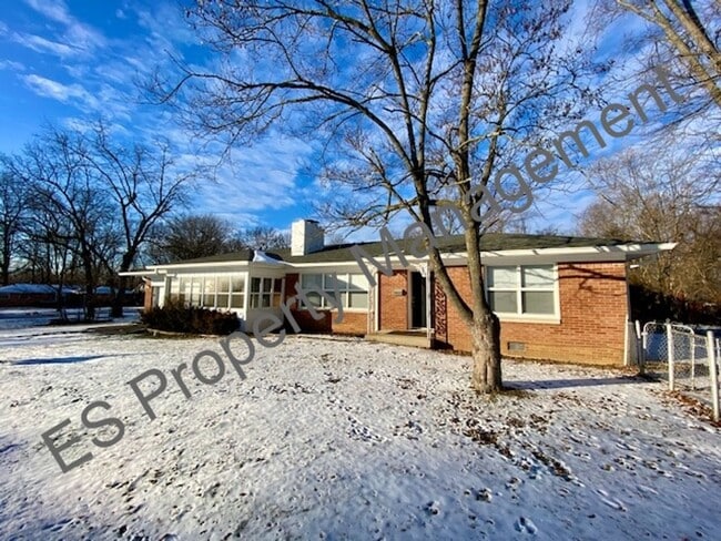 Building Photo - 3 Bedroom 1.5 Bathroom Ranch Home in Warren!